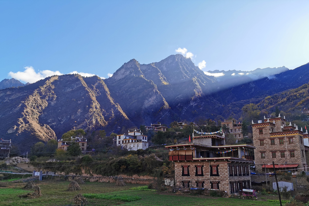 Danba Zhonglu Tibetan Village